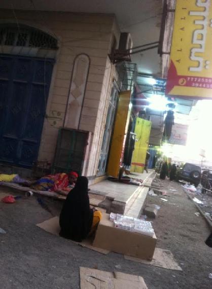  ​​Homeless women with their children sleeping on the street in Aden.